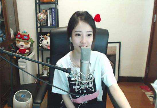 斗鱼冯提莫直播唱歌侵权,作者点名:你唱了20次都没和我打招呼?