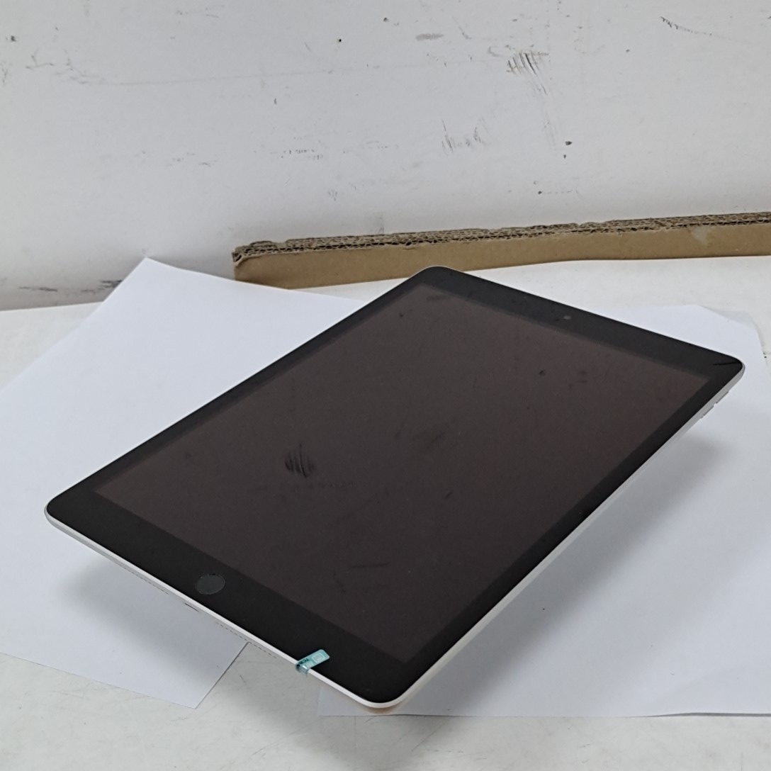苹果【iPad9 10.2英寸 21款】WIFI版 银色 256G 国行 9成新 